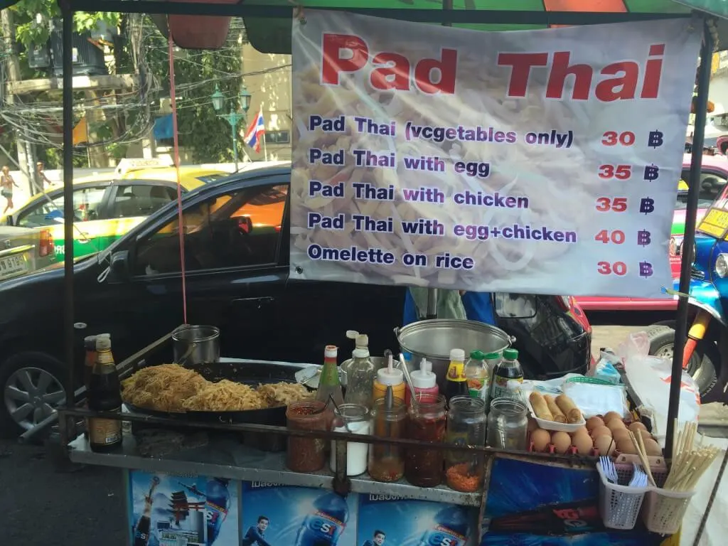 street food in bangkok thailand pad thai