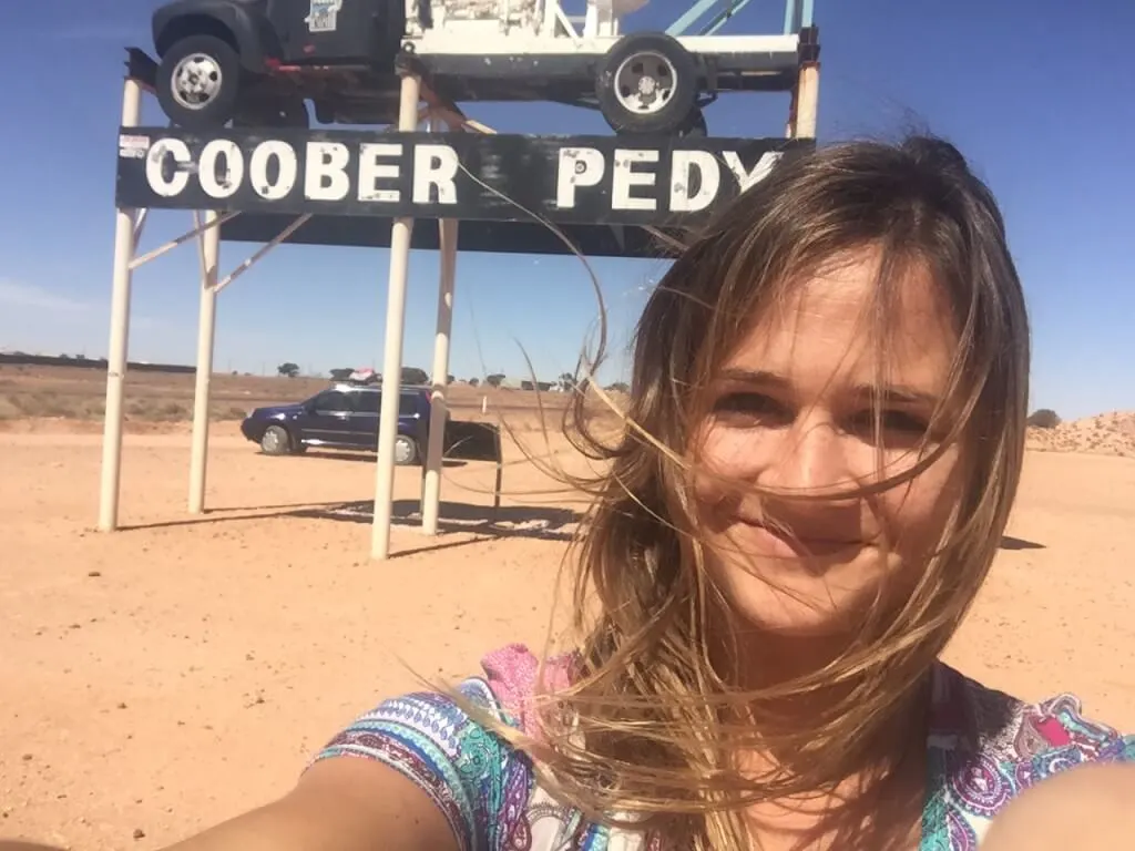 Coober Pedy sign selfie travel blogger