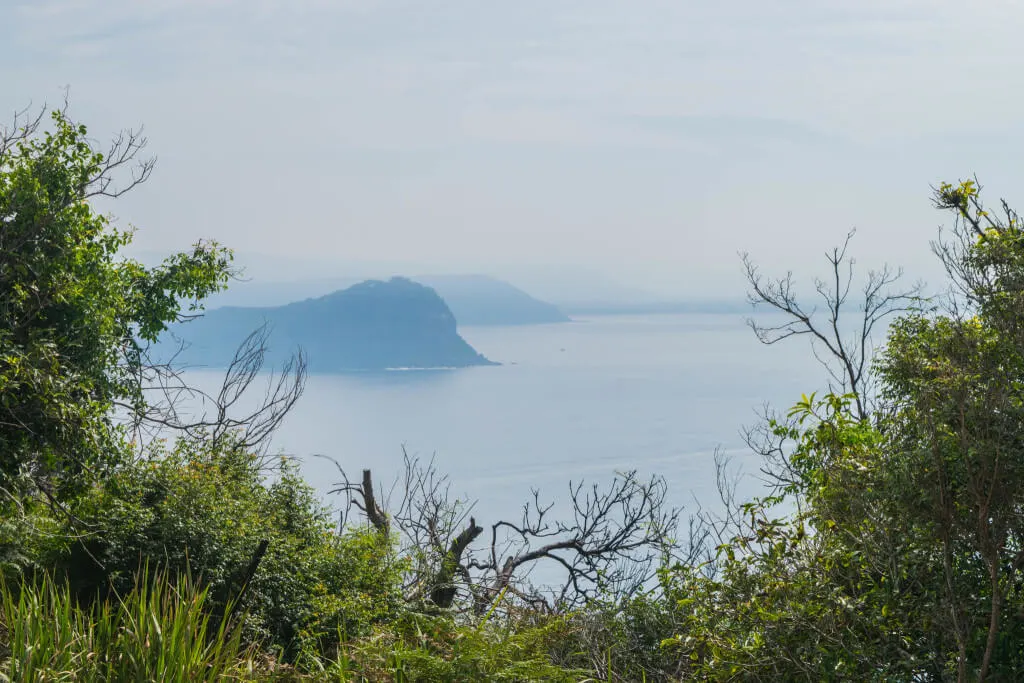 Massive cliffs across the Pittwater from palm beach lighthouse walk