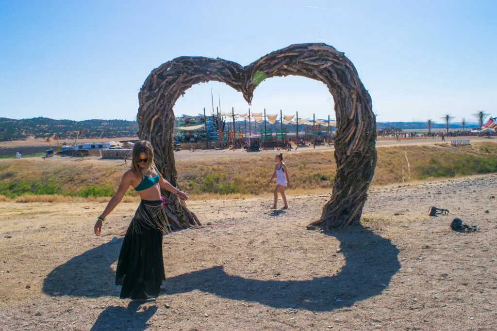 Lightning in a Bottle Festival Guide fashion outfit festival hacks