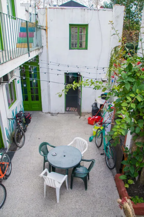 el viajero hostels uruguay colonia courtyard