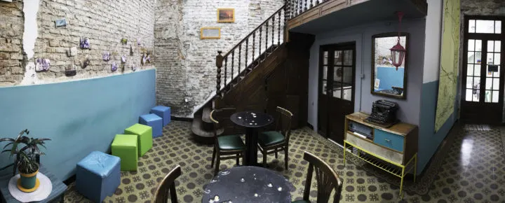 el viajero hostels uruguay colonia dining room