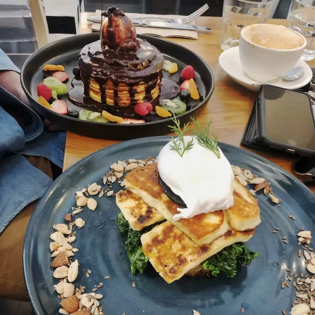 brunching in melbourne - thing things to do in melbourne for couples split meal
