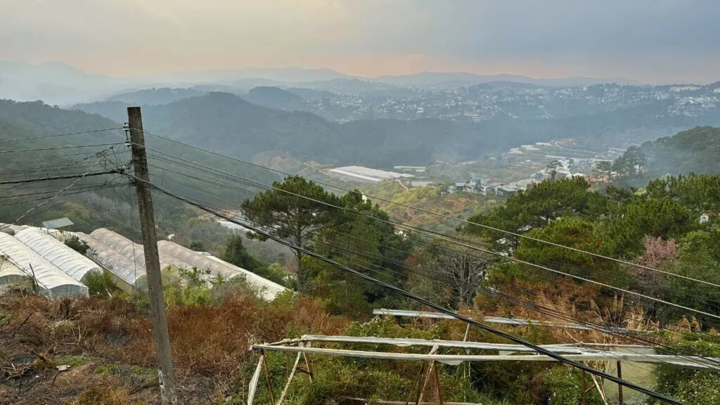 cafes to visit in Dalat Vietnam Tiệm Cà Phê Túi Mơ To with a great view over the mountains