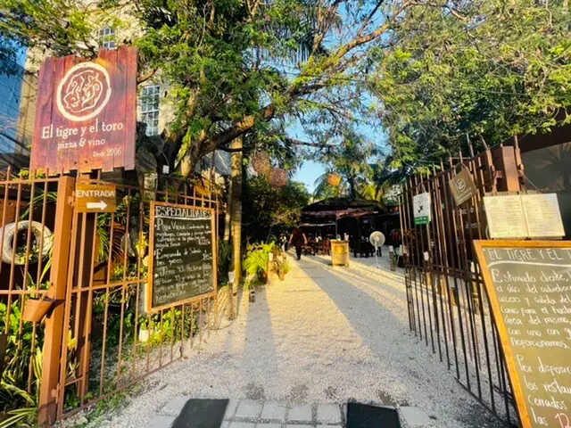 El Tigre y El Toro downtown cancun restaurant open air avenida nader pizza and wine