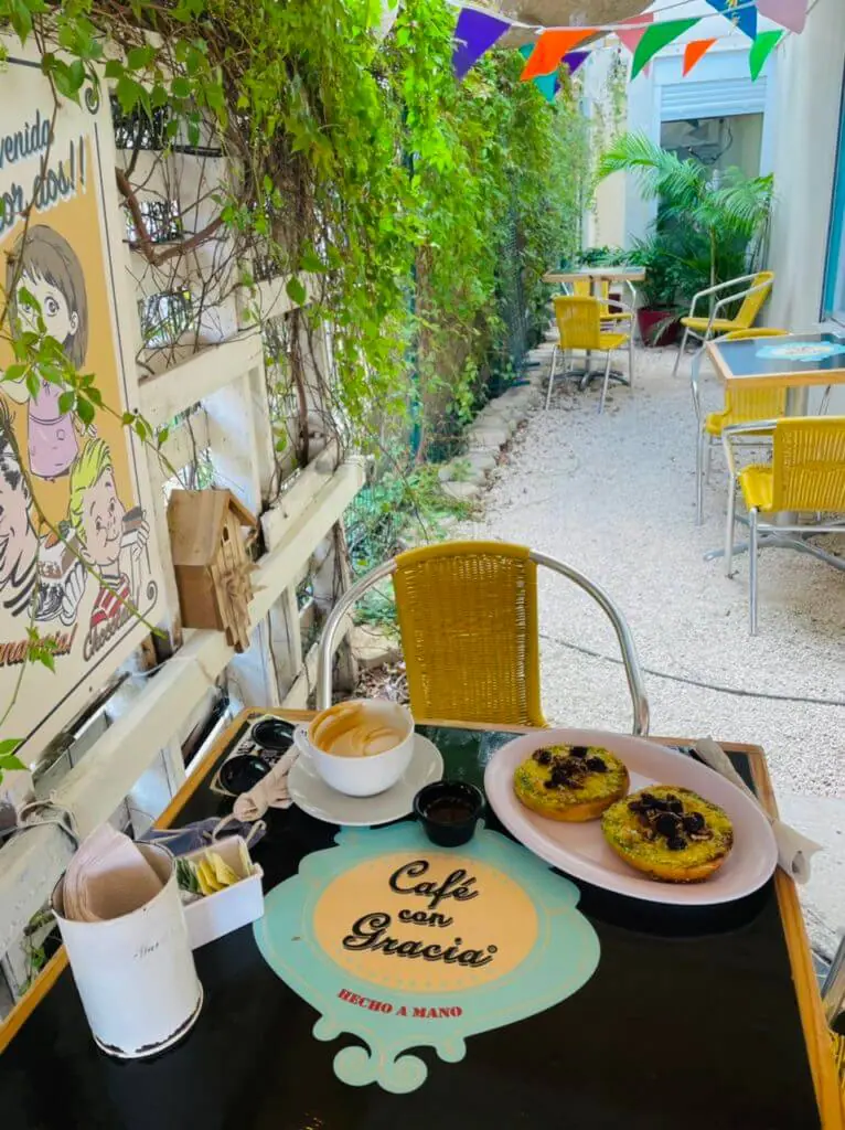 Cafe con gracia downtown cancun breakfast restaurants - bagels, shakes, and sandwiches