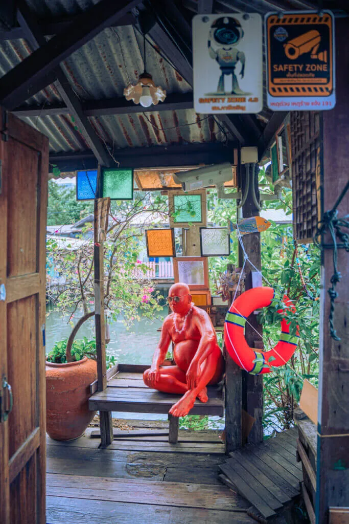 Khlong Bang Luang floating market, home to the super cool 'The Artists House.