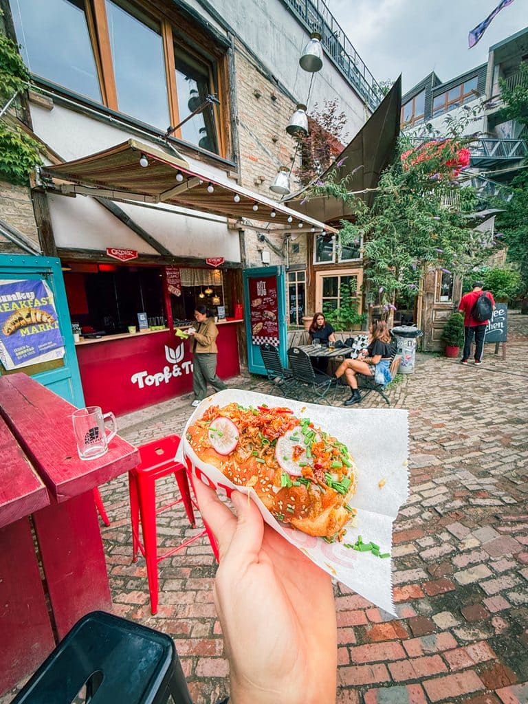 Holzmarkt 25 hot dog