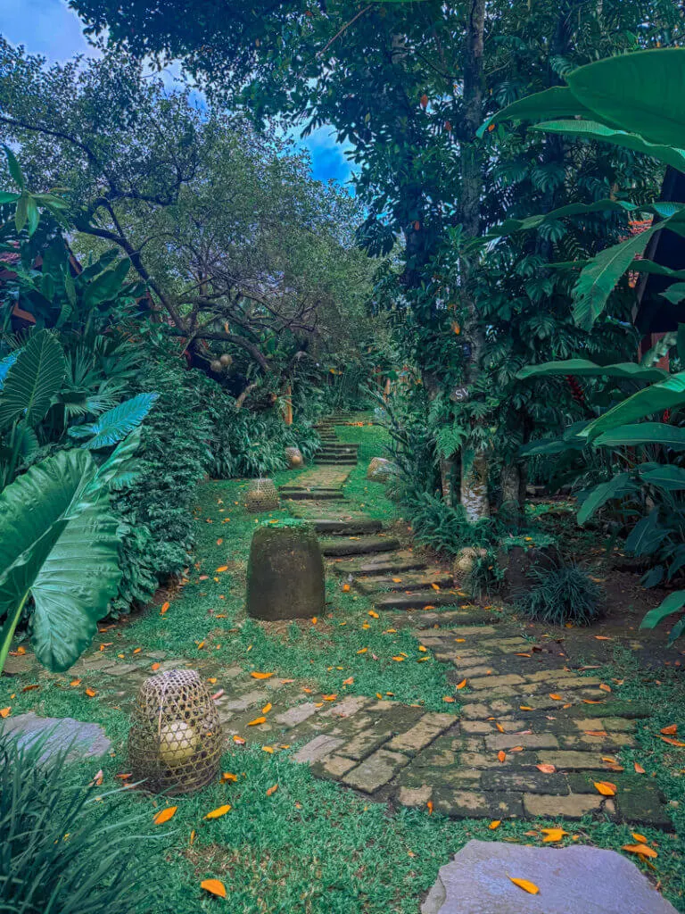 Kalapa Boutique Resort & Yoga path to the rooms