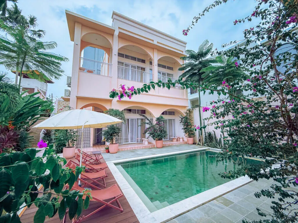 Ponder Bali Canggu aesthetic boutiqie colorufl hotel pererenan Bali pool