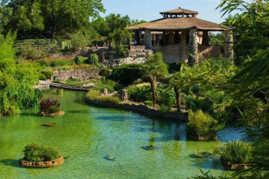 fun thing to do in San Antonio for couples, hang out at the Japanese Tea Garden