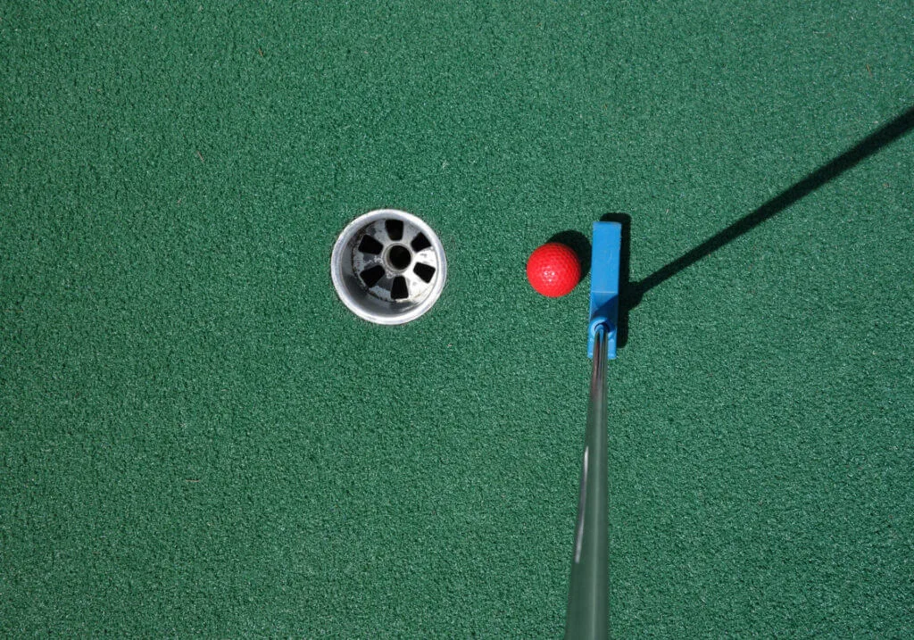 Fun Reno date ideas for couples, playing mini golf 