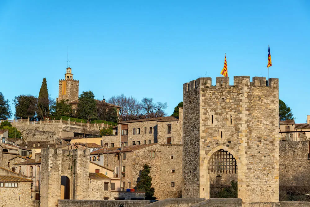 The charming town of Besal&uacute; which is visited on medieval towns tour from Barcelona 