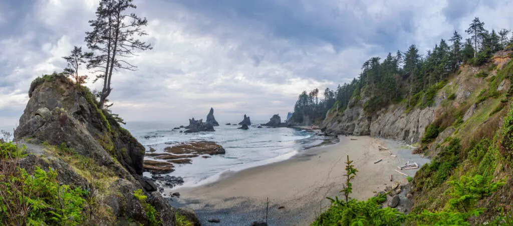 Shi-Shi beach along national park road trips route in the Olympic Peninsula Loop 
