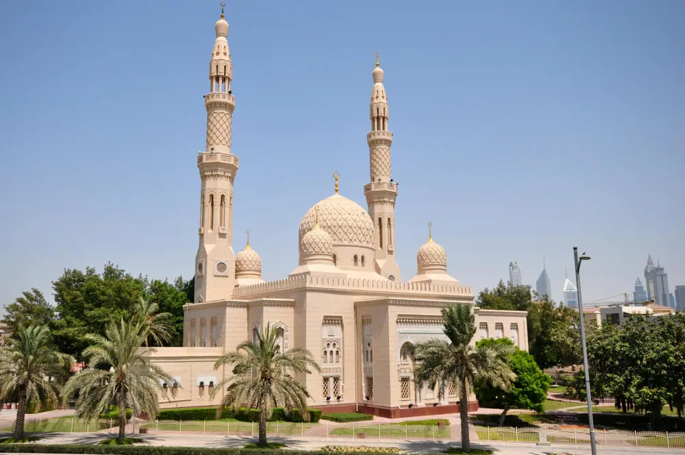 Jumeirah Mosque with dubai skyline behind