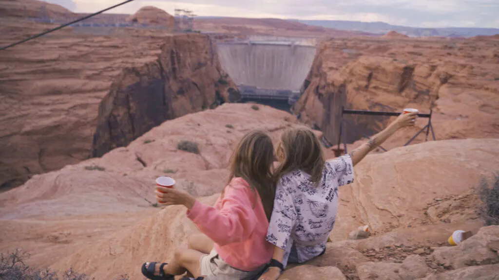 Girls drinnking wine over an Arizona canyon
