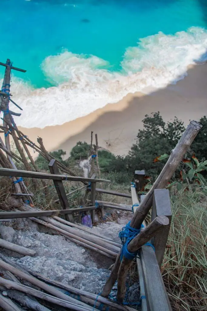 kelingking beach hike handrails to hold onto