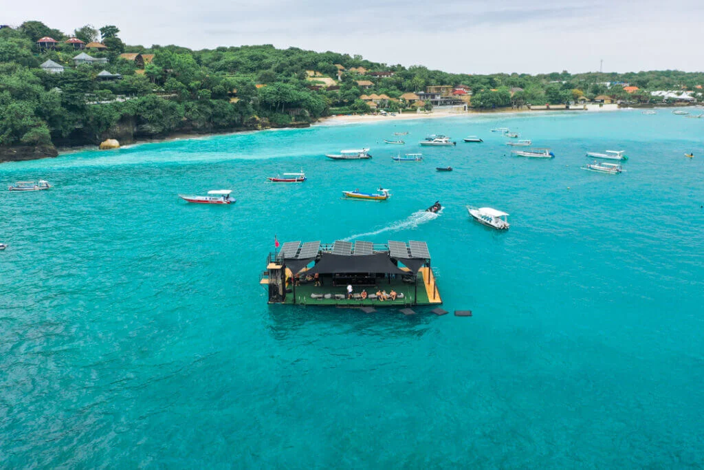 pontoon bar floating bar nusa lembongan