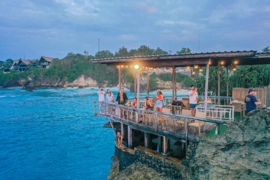 Mahana point restaurant bar nusa ceningan