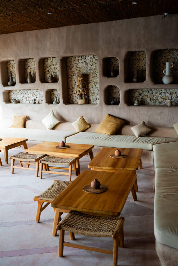 suku beach club nusa ceningan interior design