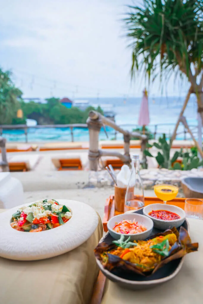 suku beach club nusa ceningan food