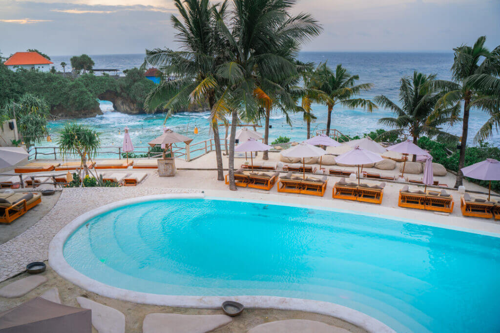 suku beach club nusa ceningan