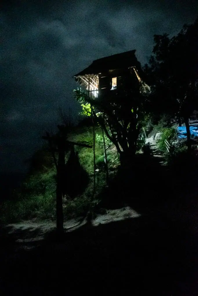 nusa penida treehouse at night