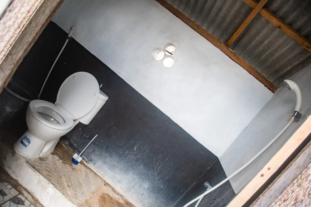 guest bathroom rumah pohon treehouses nusa penida