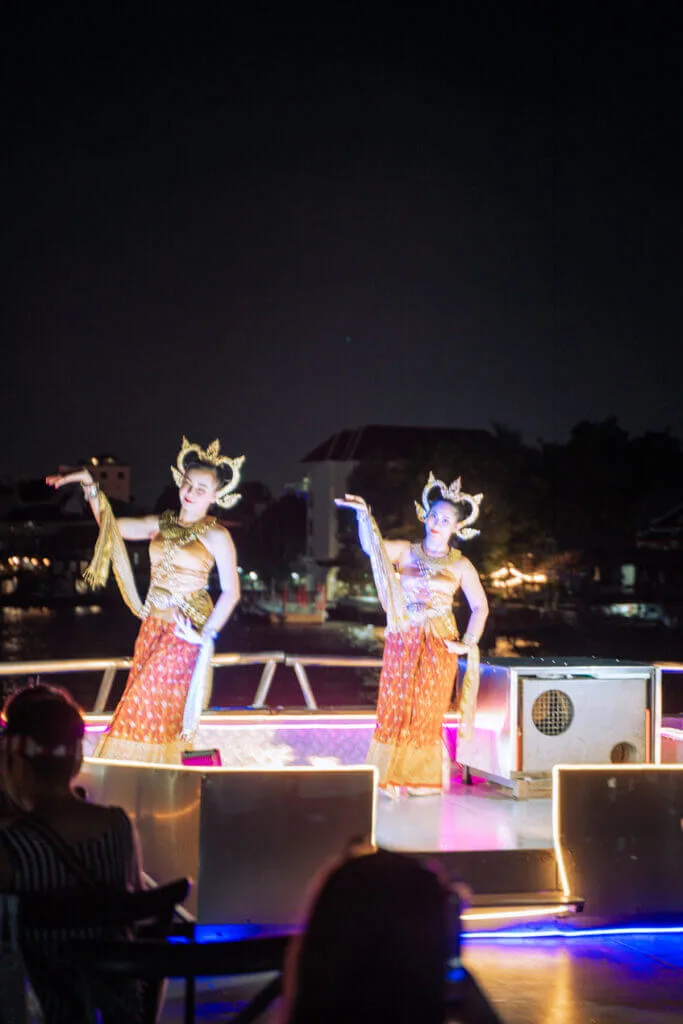 Thai dancing in one dya in bangkok