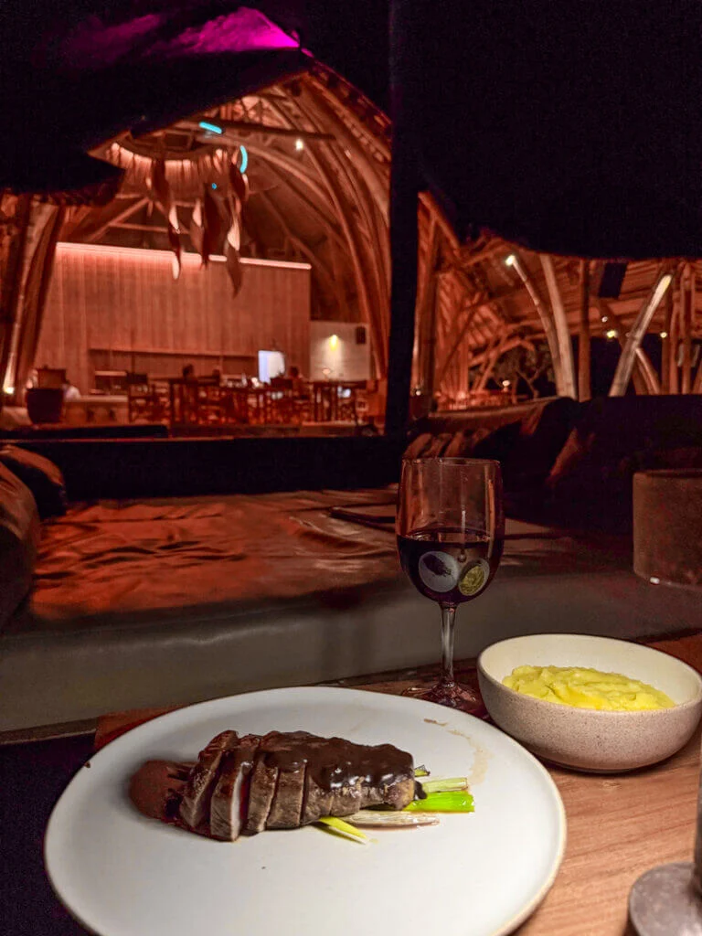 steak at Arna ocean lounge dinner nusa ceningan