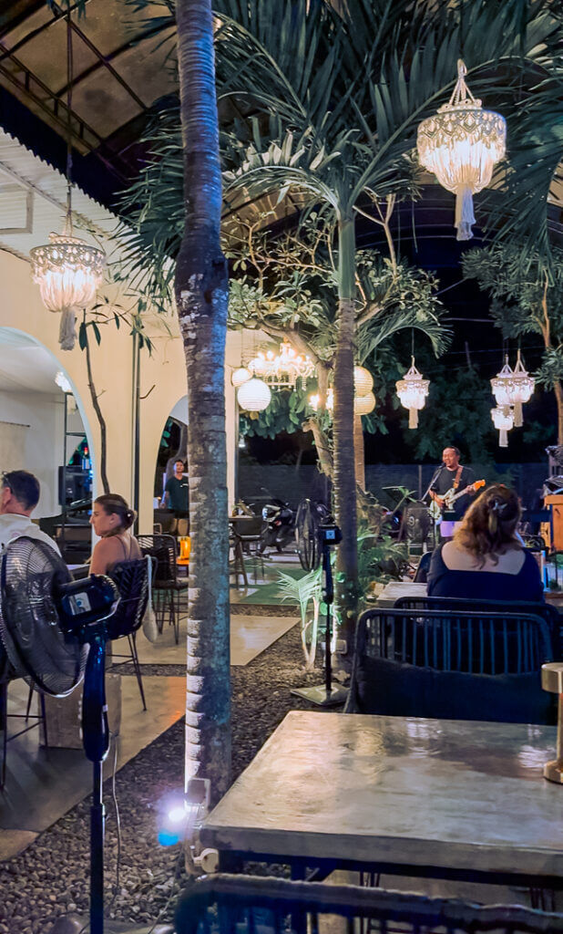 bonzer restaurant and cafe nusa lembongan