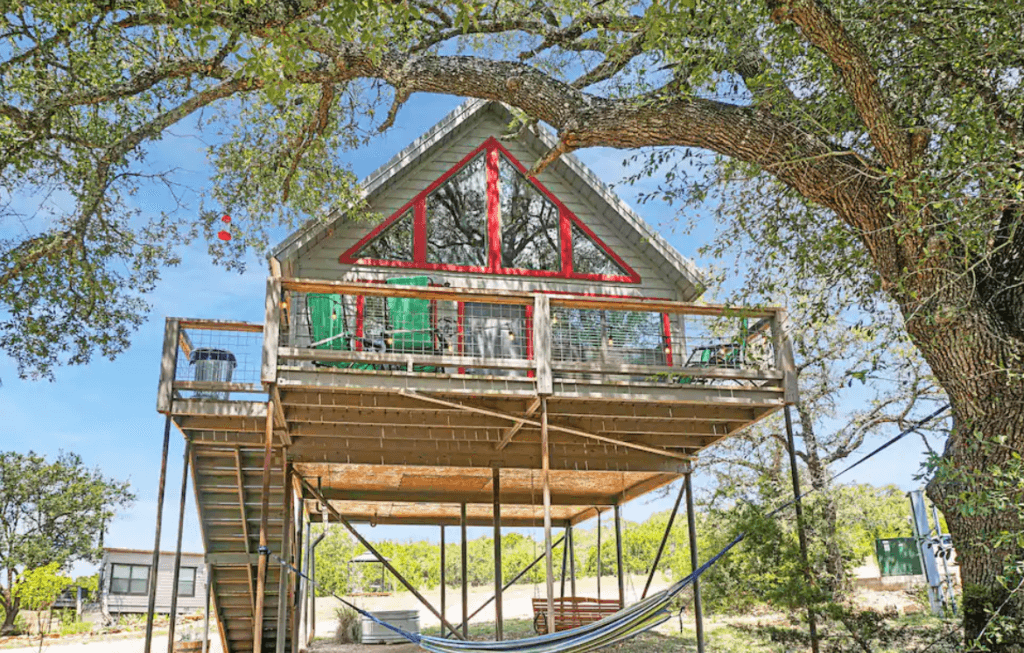 elevated treehouse airbnb in texas