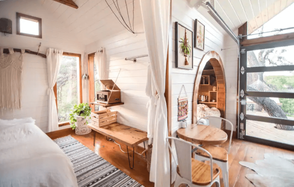 Texas Treehouse Rentals at HoneyTree Farm: Live Oak Treehouse
