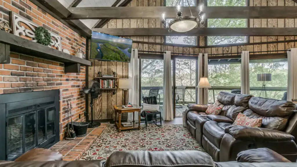 Spacious living room looking out into the trees center hill lake tennessee treehouse rentals