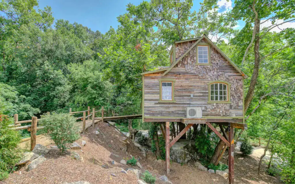 The Bostonian creative artsy tennessee treehouse in Johnson City