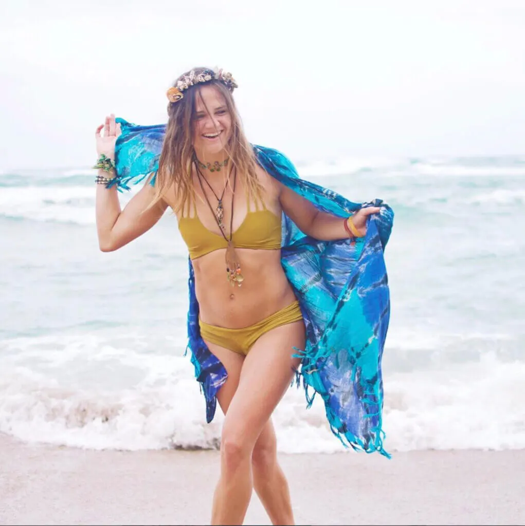 Kimmie conner travel blogger music festival panama with sarong