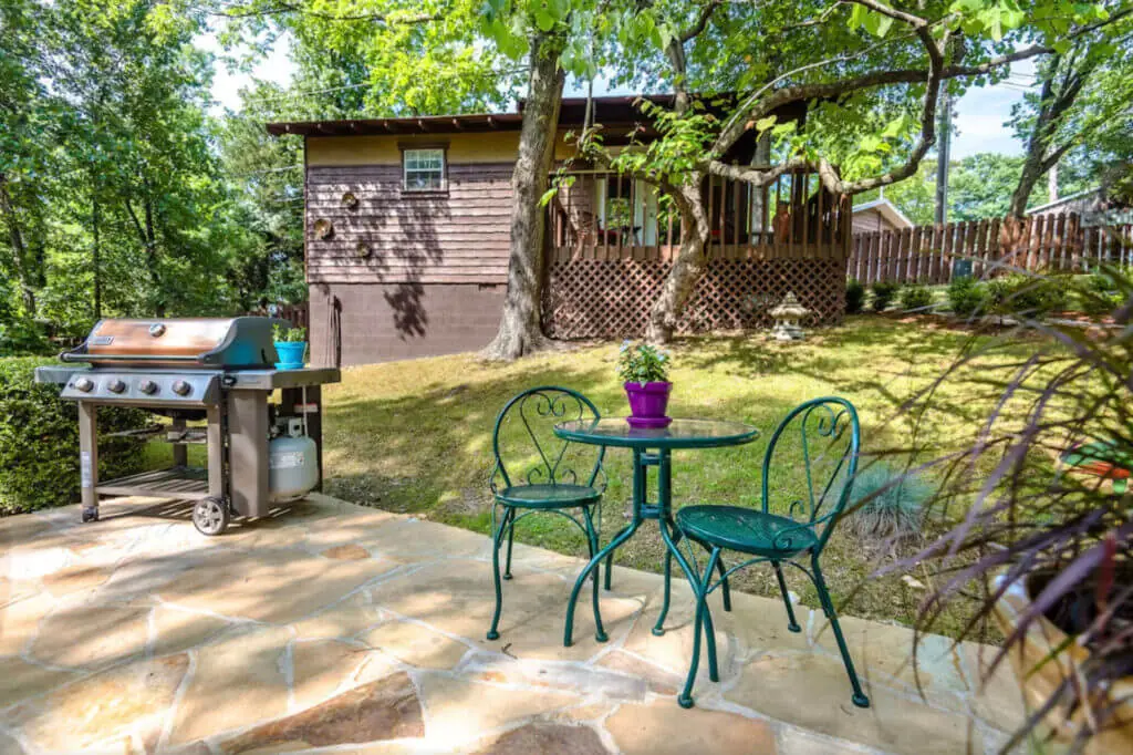 The Woods Cabins Eureka Springs hot tub and barbecue