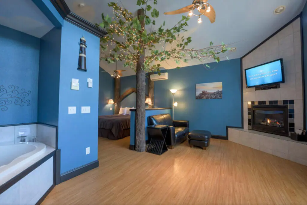 ES Tree House Theme room Eureka Springs Treehouses, Hobbit Caves and Castles