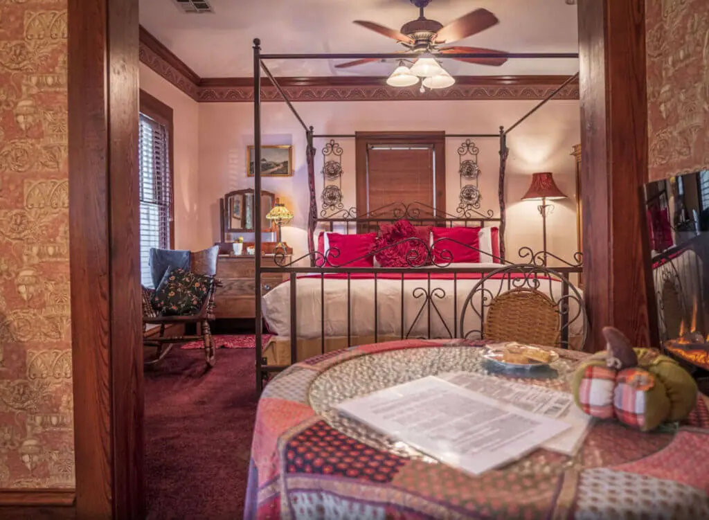 Cliff Cottage Inn Eureka Springs victorian unique lodging