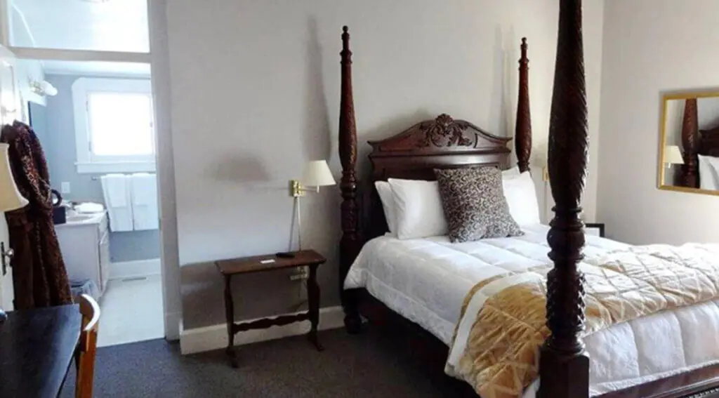 Classic and charming room at Nestle Inn, Indianapolis unique hotel