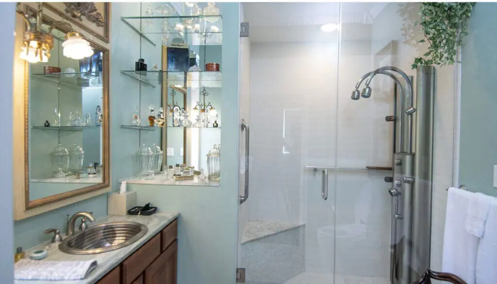 Bathroom interior at Inntiquity