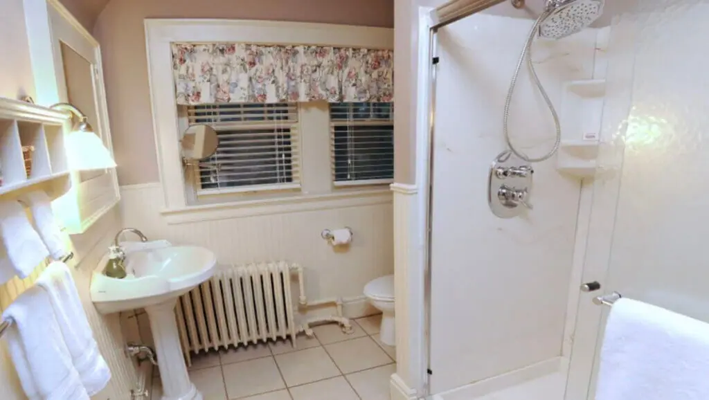 Oliver Inn boutique bathoom interior