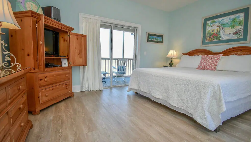 Charming Room with deck at cool hotel, Sunset Inn.