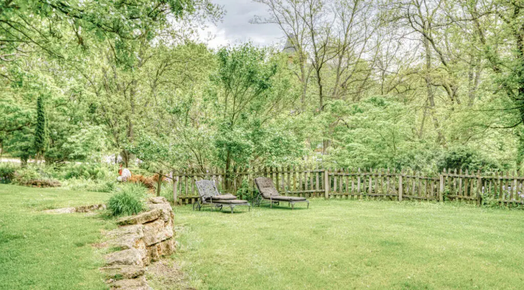 The garden of the Galena Inn Il