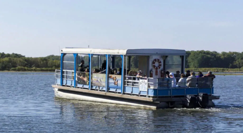 Boating activity at Chestnut Mountain Resort Illinois