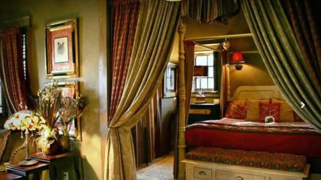 Cottage room design at unique place to stay in Galen Il Inn at Irish Hollow