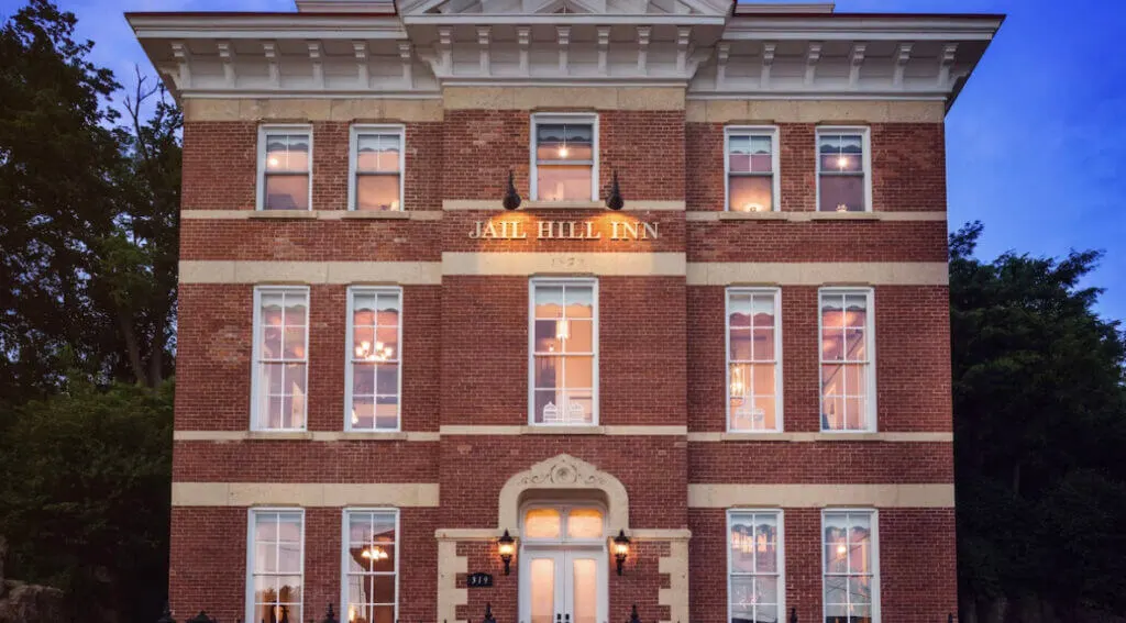 Exterior of Jail Hill Inn Illinois