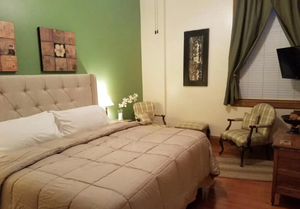 Cute room at fun place to stay in Galena Il, Farmers Guest House