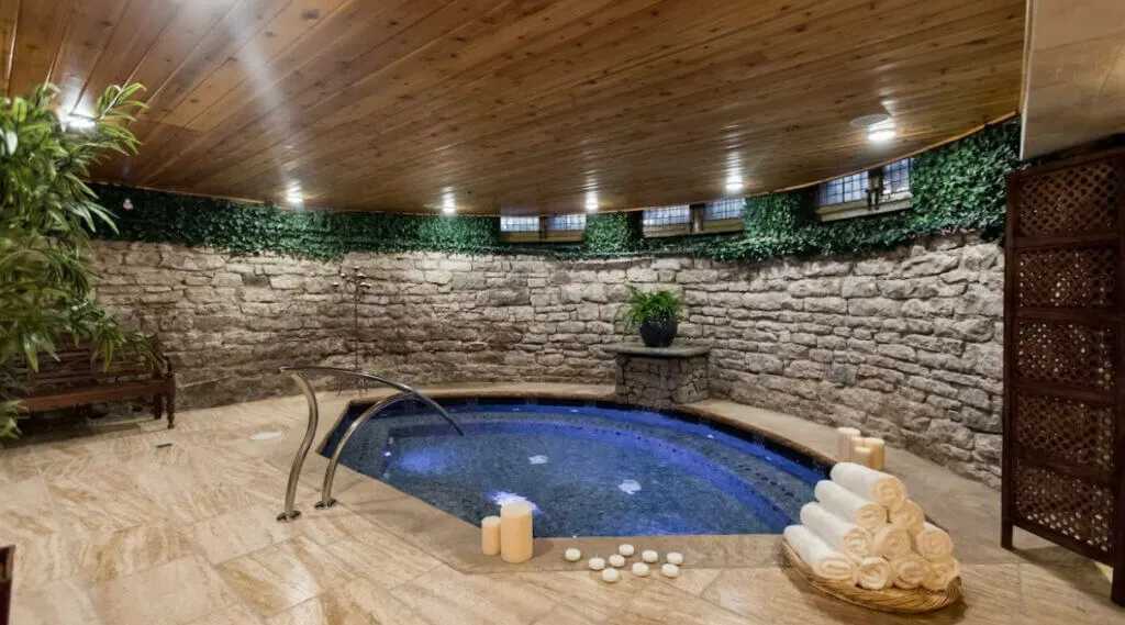 Spa tub at The Detroit Club Hotel cool hotels
