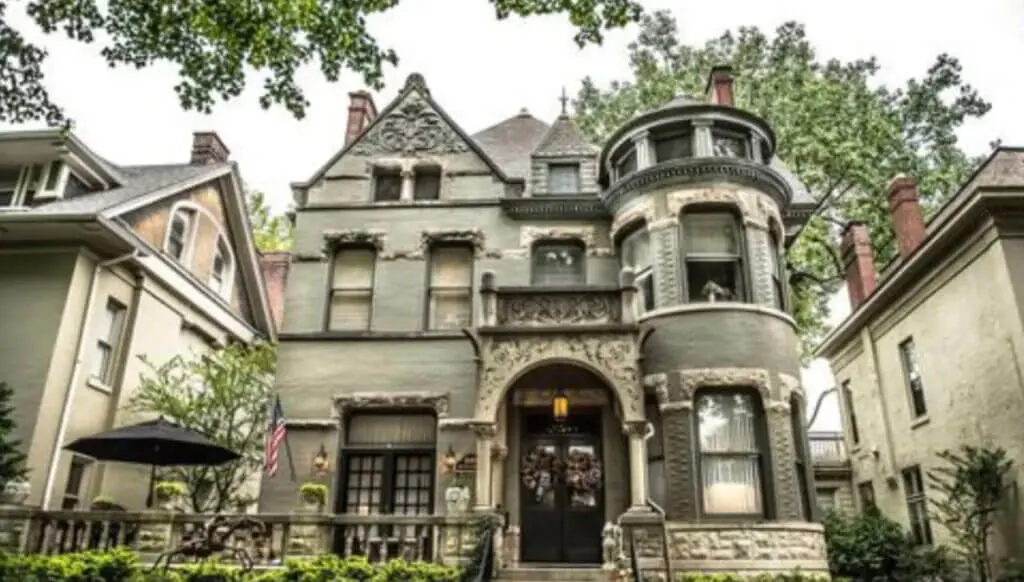 Exterior of Inn at Saint James Court, Louisville